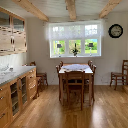 Koselig Nordlandhus Ved Leknes I Lofoten Bergsdalen